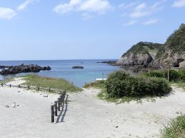 遠浅の海と海辺の温泉でのんびり。小さなお子さま連れの夏休み家族旅行に最適な癒しの島。